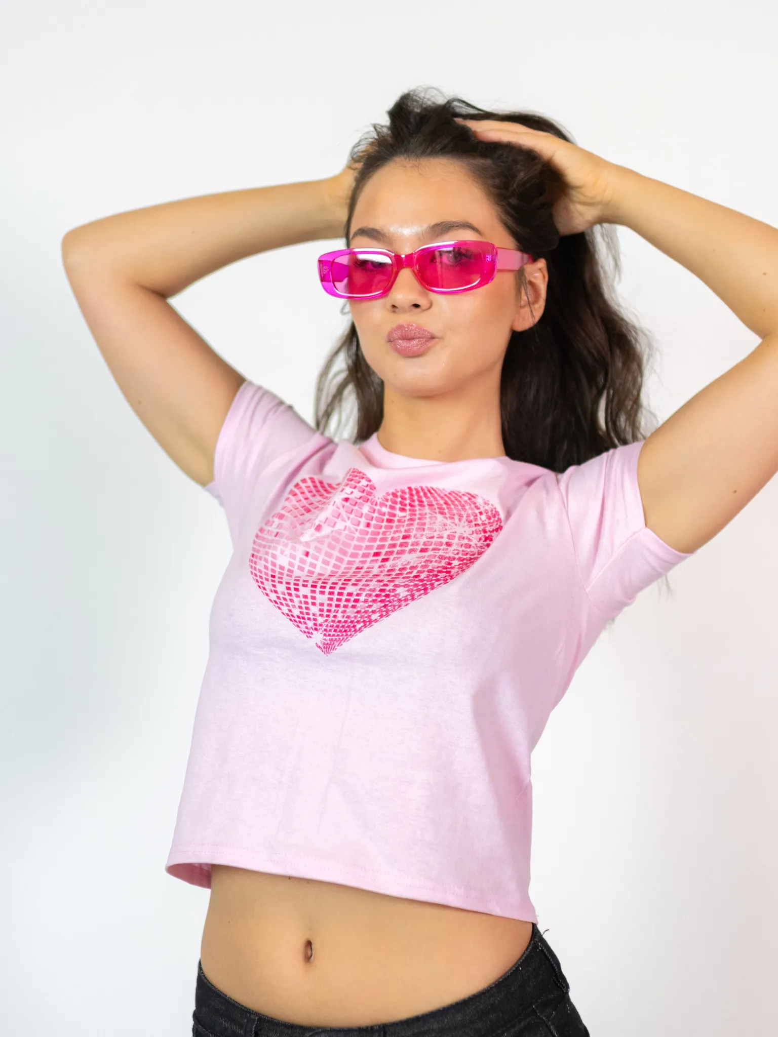 HEART DISCO (PINK) BABY TEE - LYSERØD