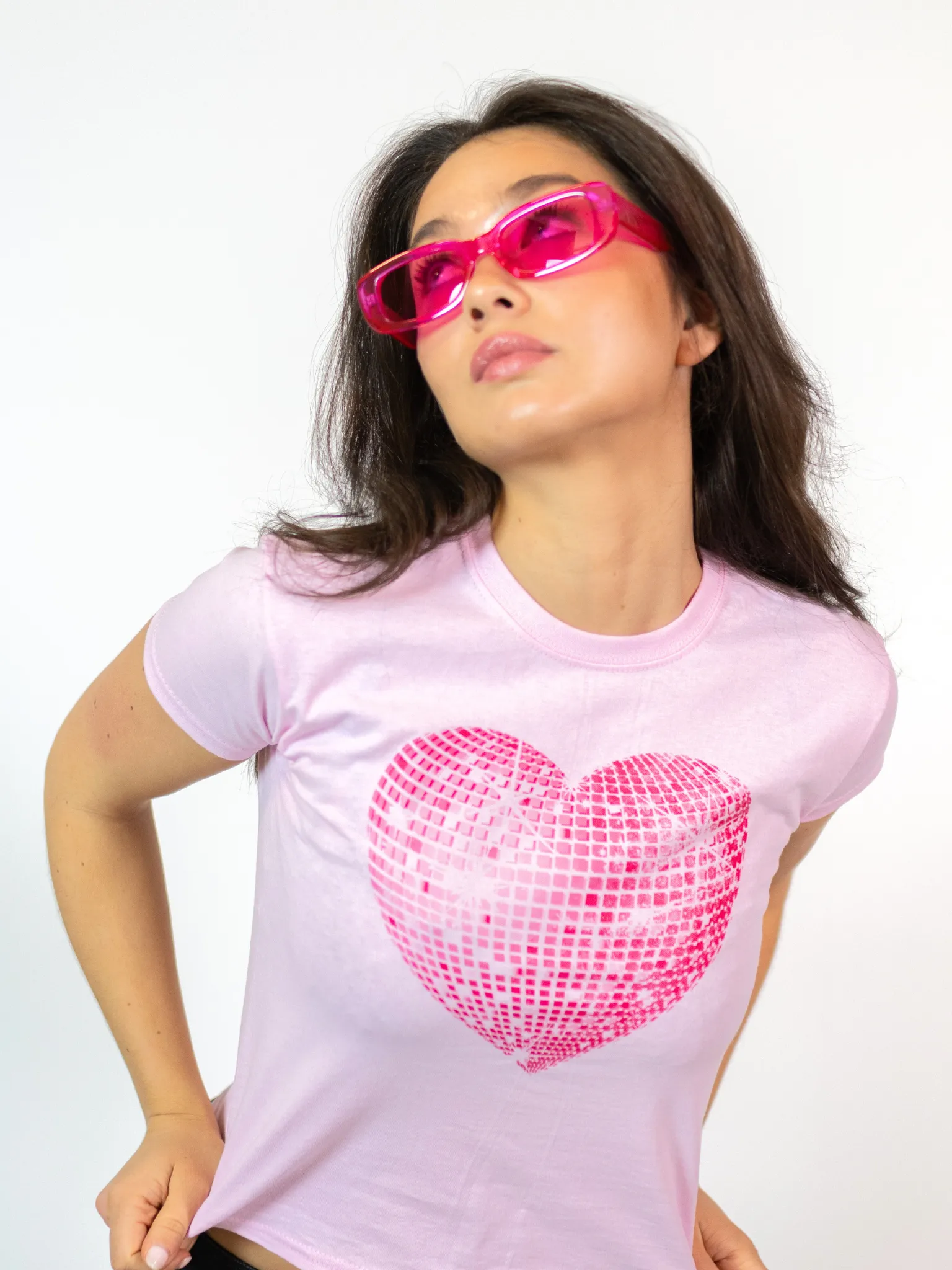 HEART DISCO (PINK) BABY TEE - LYSERØD